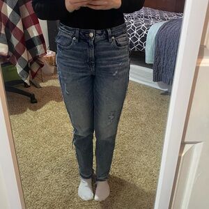 Women’s 4 American Eagle lightly distressed jeans